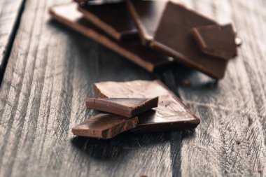 Ahşap üzerine koyu çikolata