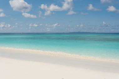 Deniz ve plaj - film filtresi ile yumuşak odak ile mavi gökyüzü