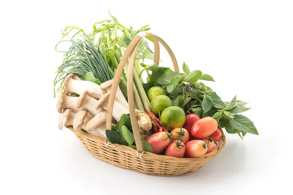 Mezcla de verduras en cesta tejida — Foto de Stock