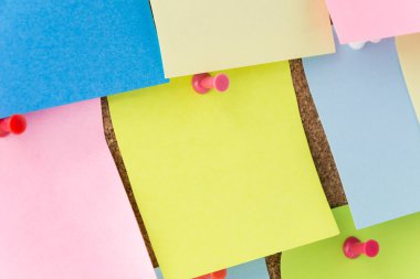 cork board üzerinde yapışkan not