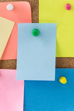 cork board üzerinde yapışkan not