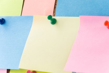 cork board üzerinde yapışkan not