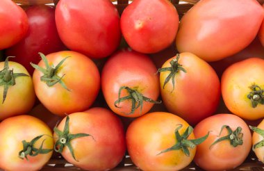 dokuma sepet içinde taze domates