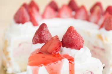 tatlı çilekli tatlı dondurma pastası.