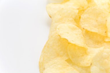 Beyaz arkaplanda patates cipsi