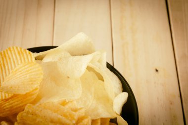 patates cipsi Wood - vintage film filtresi ile yumuşak odak