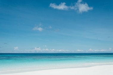 Deniz ve plaj - film filtresi ile yumuşak odak ile mavi gökyüzü