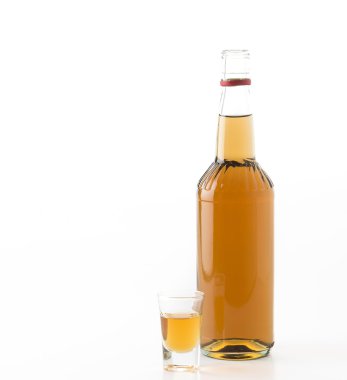 beyaz zemin üzerine koydum şişe