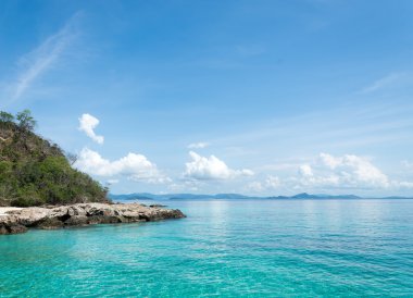 Deniz ve rock mavi gökyüzü 