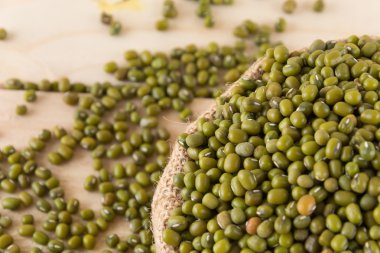 ahşap zemin üzerine yeşil fasulye