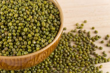 ahşap zemin üzerine yeşil fasulye