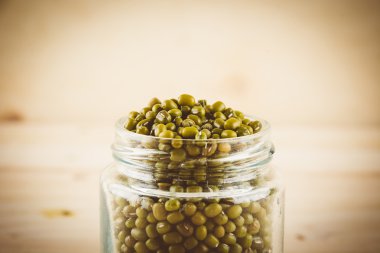 Ahşap arka plan üzerinde kırmızı fasulye 