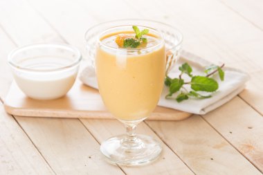 Mango smoothie ahşap üzerine