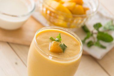 Mango smoothie ahşap üzerine
