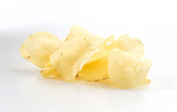 Potatis chips på vit bakgrund — Stockfoto