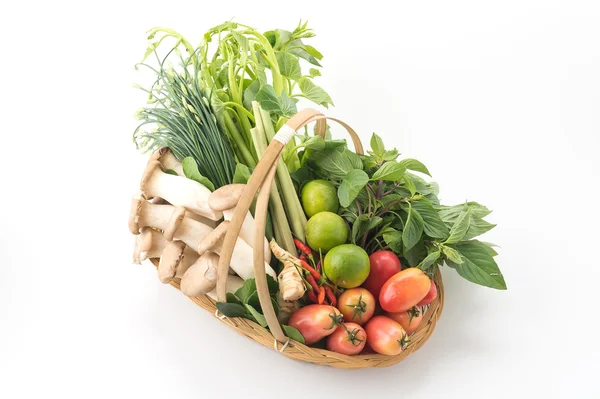 Mezcla de verduras en cesta tejida — Foto de Stock