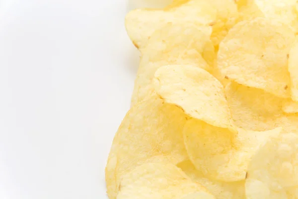 Potatis chips på vit bakgrund — Stockfoto