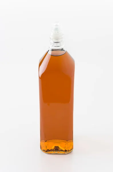 Garrafa wisky no fundo branco — Fotografia de Stock