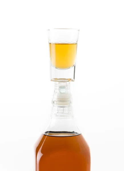 Wisky glas op witte achtergrond — Stockfoto