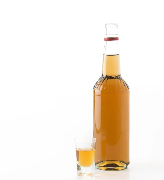 Botella wisky sobre fondo blanco — Foto de Stock