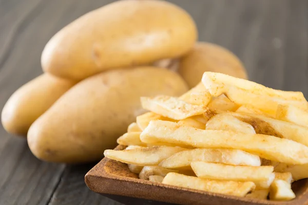 Batatas fritas em fundo de madeira — Fotografia de Stock