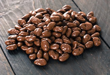 ahşap üzerine çikolata ile kuru üzüm 