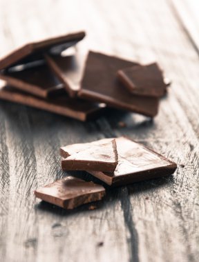 Ahşap üzerine koyu çikolata 