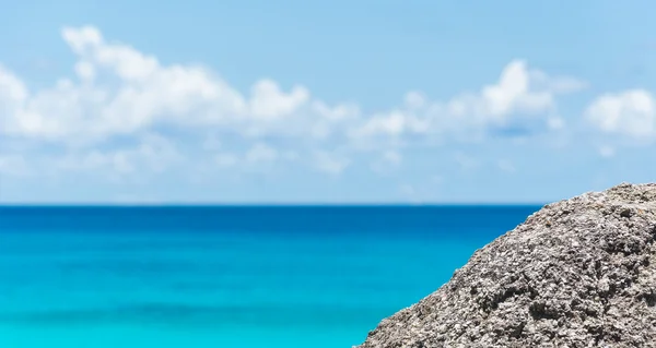 Blauer Himmel mit Meer und Felsen — Stockfoto