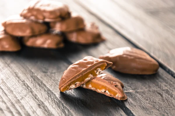 Caramello al cioccolato su legno — Foto Stock