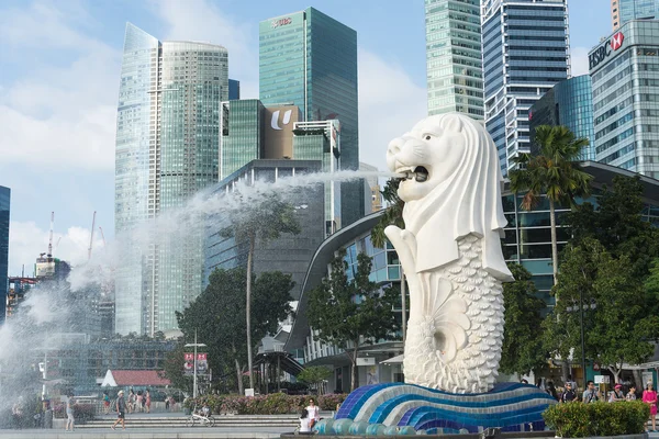 SINGAPORE, JUL 16 2015: Vista da Estátua de Merilon na Marina Bay i — Fotografia de Stock