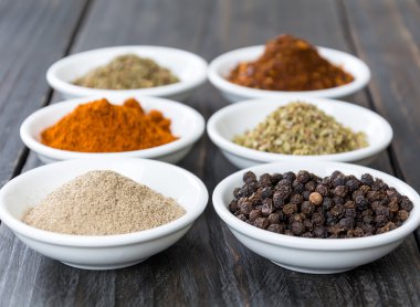 Baharat ve otlar kase.  