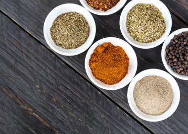 Baharat ve otlar kase.  