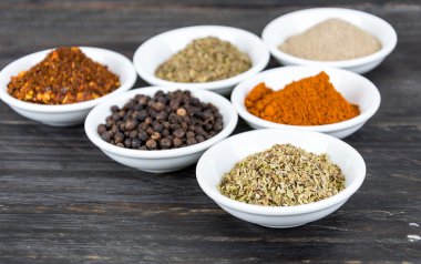 Baharat ve otlar kase.  