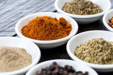 Baharat ve otlar kase.  