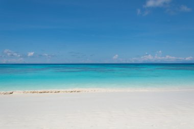 Deniz ve plaj ile mavi gökyüzü