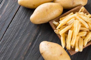 Ahşap arka planda patates kızartması