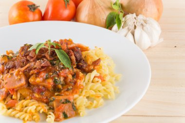 Ahşap arka planda makarna