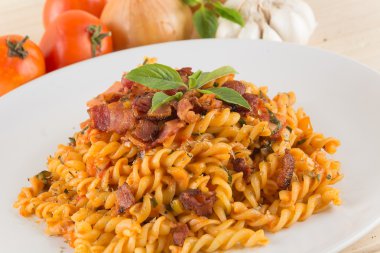 Ahşap arka planda makarna