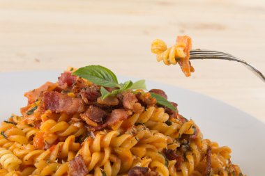 Ahşap arka planda makarna