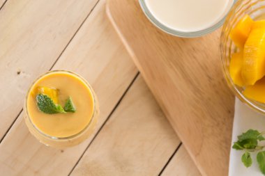 Ahşap arka planda taze mango smoothie.