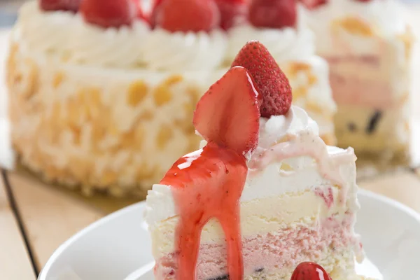 Zoete aardbeienlekkernij ijstaart — Stockfoto