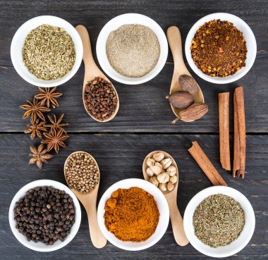 Baharat ve otlar kase.  