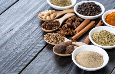 Baharat ve otlar kase.  