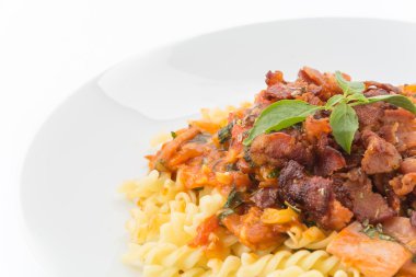 Beyaz arka planda makarna