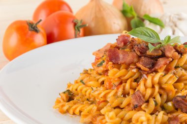 Ahşap arka planda makarna