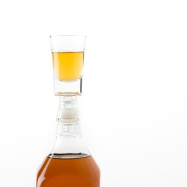 beyaz zemin üzerine koydum cam