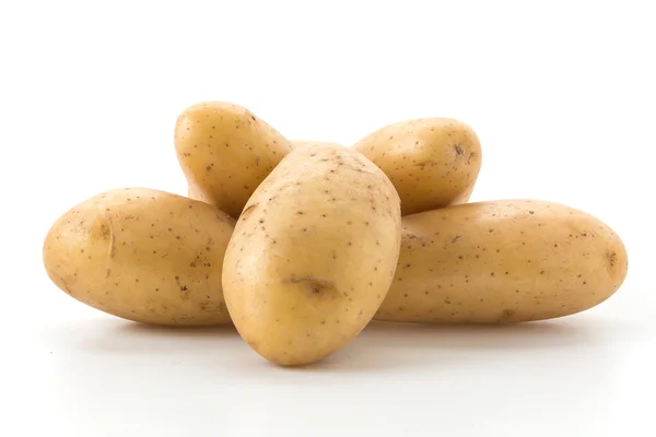 Cartofi proaspeți pe fundal alb — Fotografie, imagine de stoc