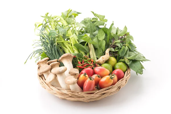 Mezcla de verduras en cesta tejida — Foto de Stock