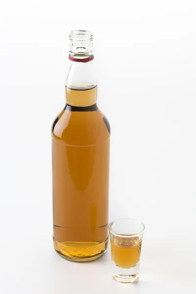 Wisky fles op witte achtergrond — Stockfoto