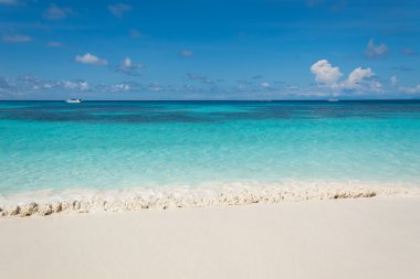 Deniz ve plaj ile mavi gökyüzü